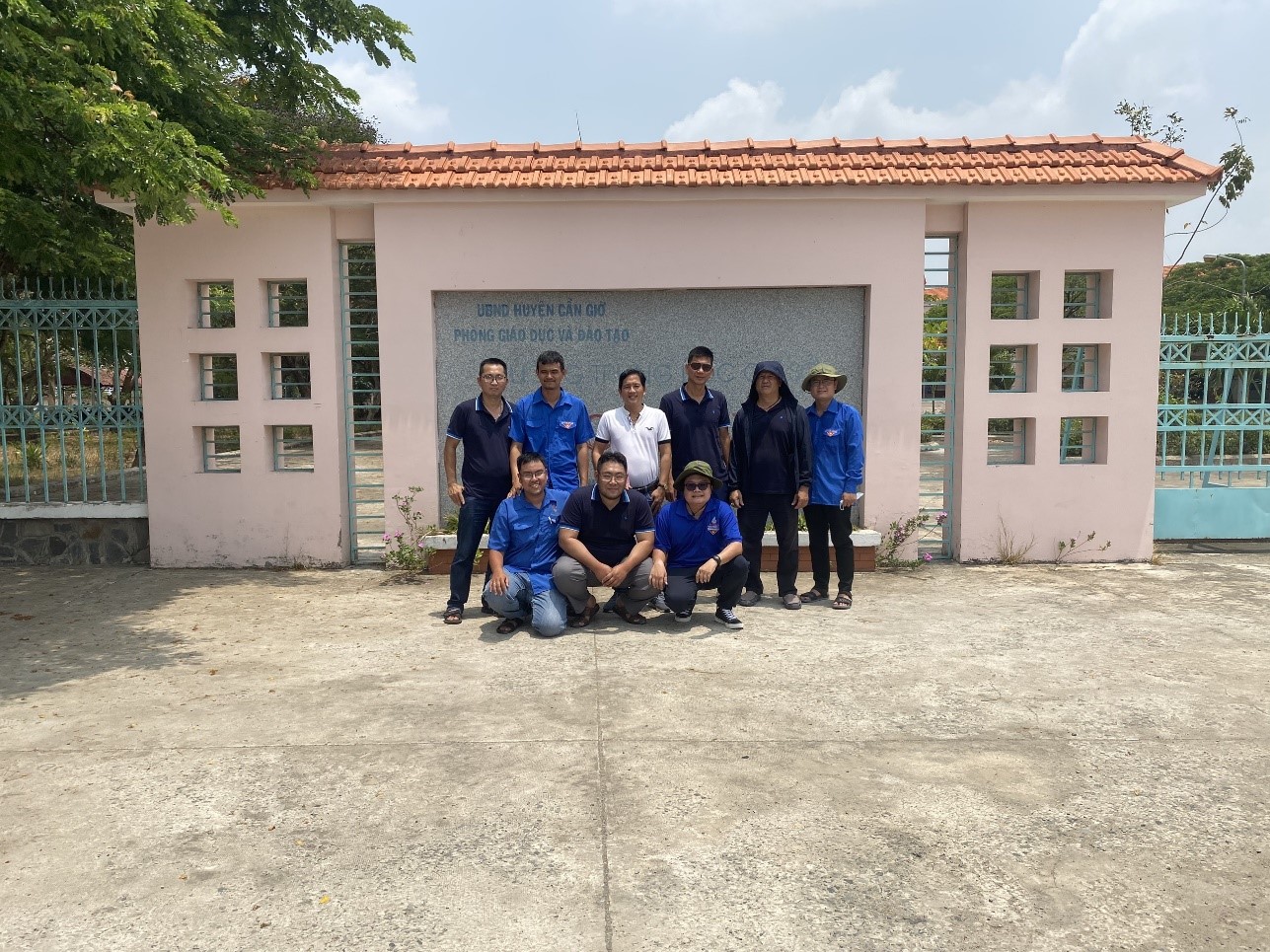 ĐOÀN THANH NIÊN XÍ NGHIỆP RA QUÂN PHÁT VÀ NHẬN HỒ SƠ  ĐHN KHÁCH HÀNG KHU VỰC ẤP DOI LẦU XÃ AN THỚI ĐÔNG HUYỆN CẦN GIỜ 