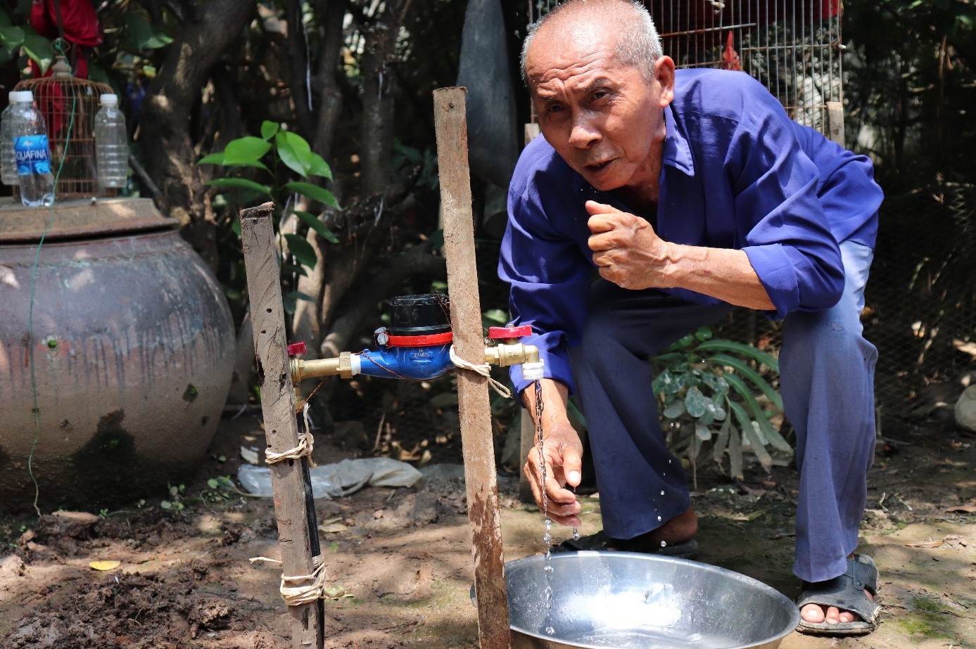 Lắp đặt đồng hồ nước cho các hộ dân khó khăn tại khu vực Doi Mỹ Khánh, xã Bình Khánh, huyện Cần Giờ