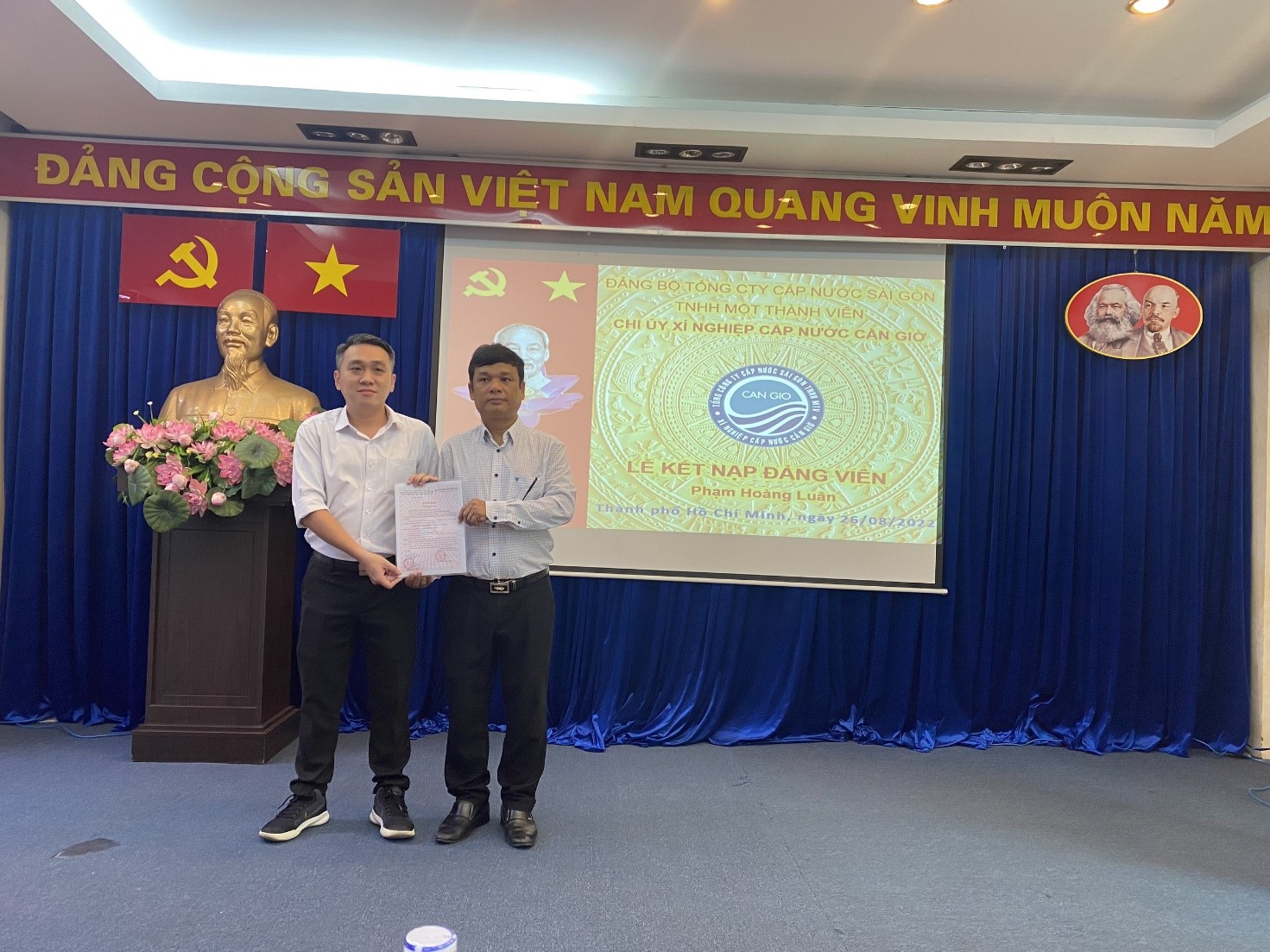 LỄ KẾT NẠP ĐẢNG VIÊN MỚI TẠI CHI BỘ CƠ SỞ XÍ NGHIỆP CẤP NƯỚC CẦN GIỜ