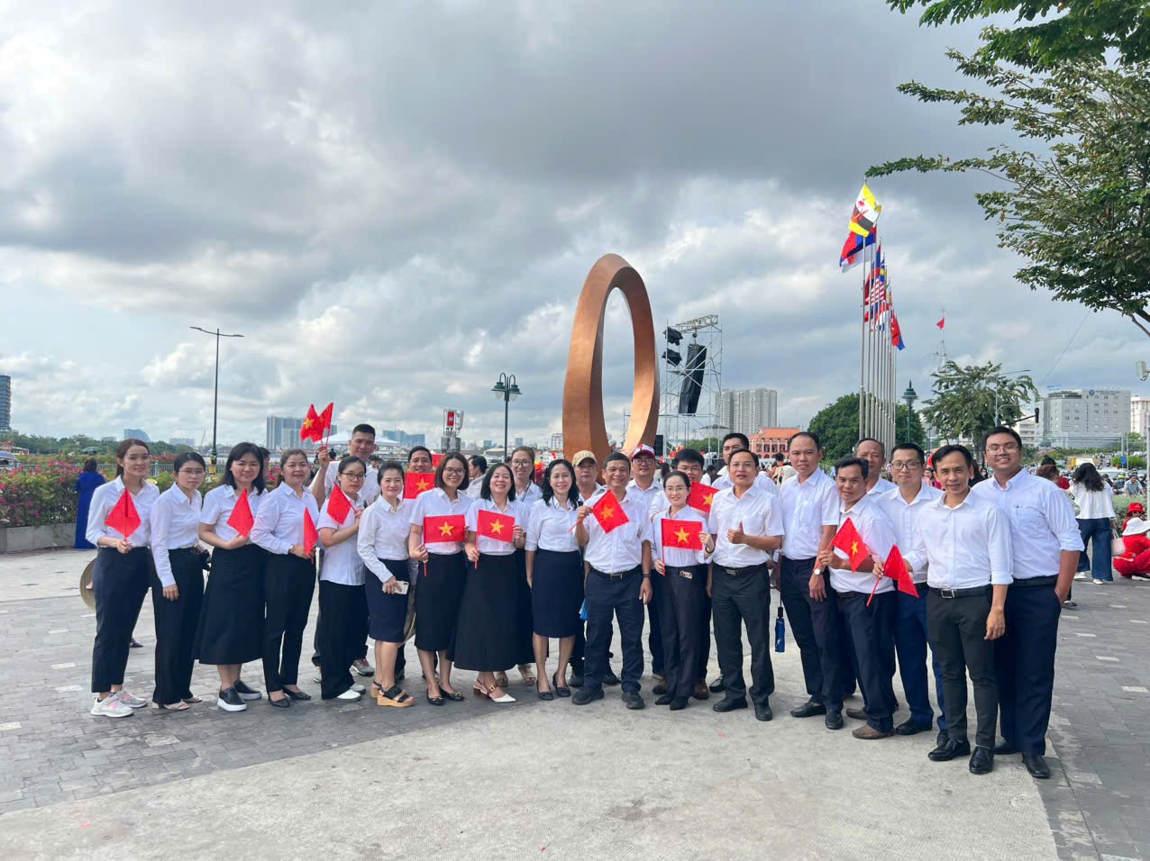 luuniembenbachdang_2.jpg (249 KB)