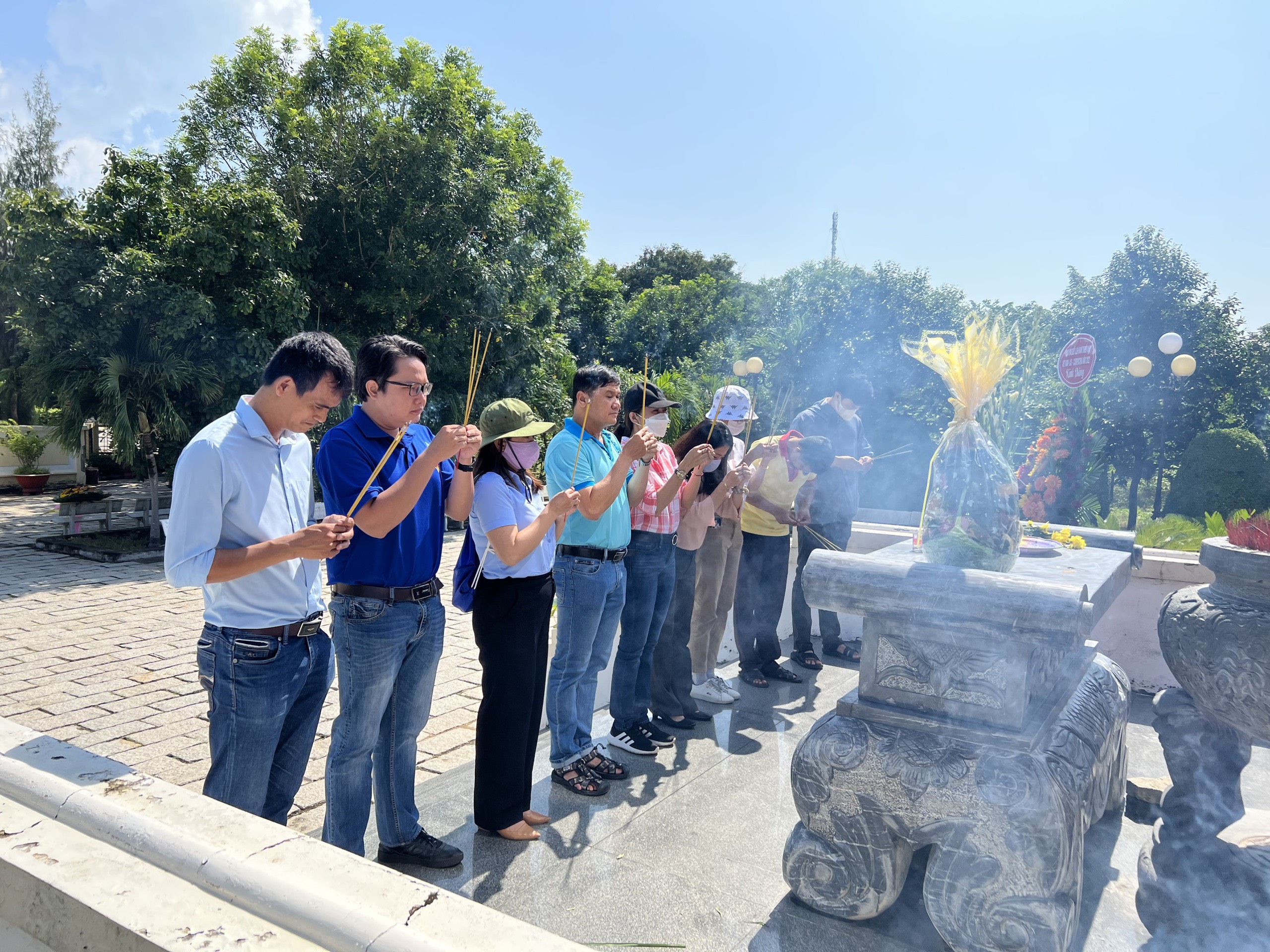 danghuong120822.jpg (1.29 MB)